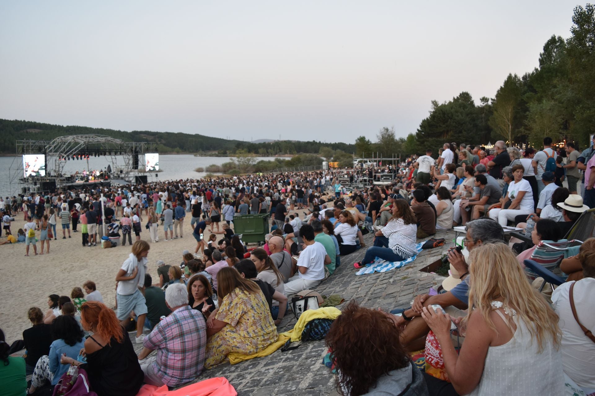 La playa de Aguilar vibra con Los Secretos