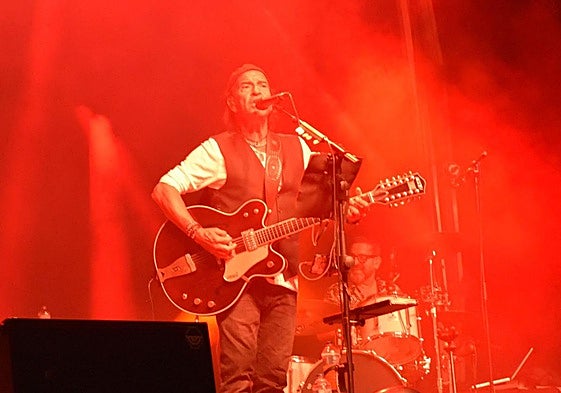 La playa de Aguilar vibra con Los Secretos