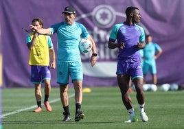 El técnico blanquivioleta para el entrenamiento para dar indicaciones junto al canterano Alani.
