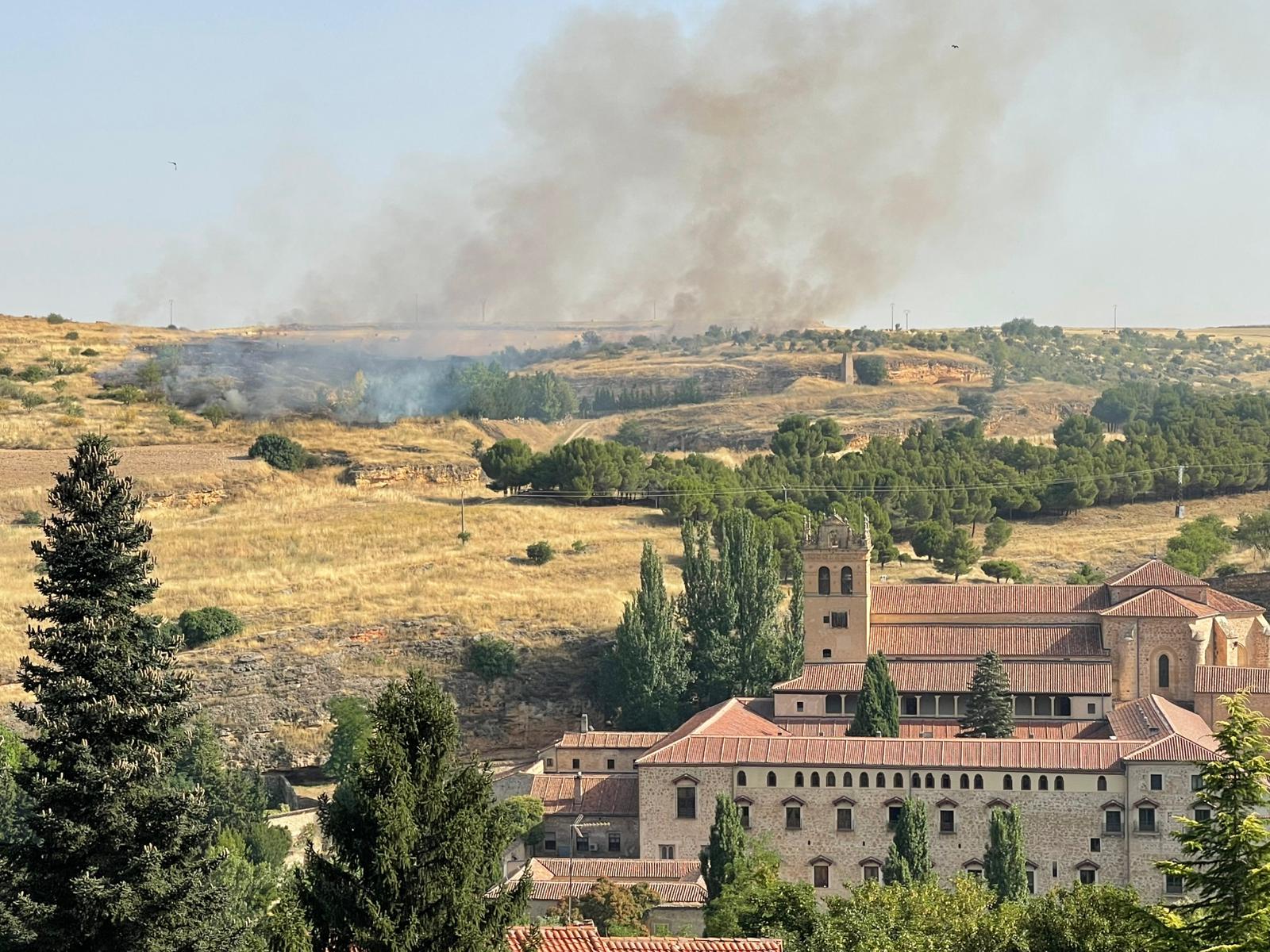 Incendio a las afueras de Segovia, con el monasterio del Parral en primer plano.