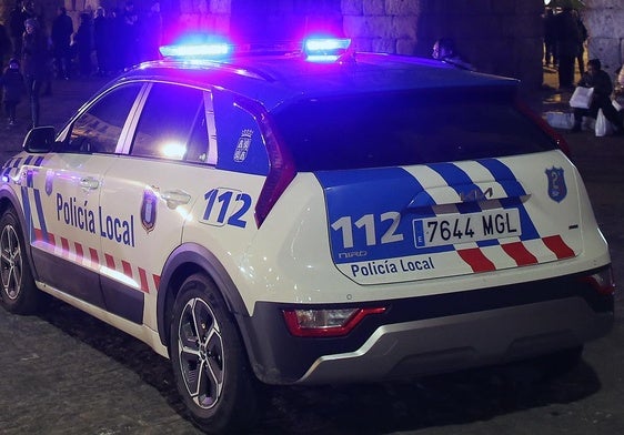 Patrulla de la Policía Local de Segovia, junto al Acueducto de Segovia.
