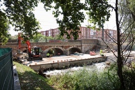 Obras para la ampliación del canal ferroviario sobre el río Esgueva.
