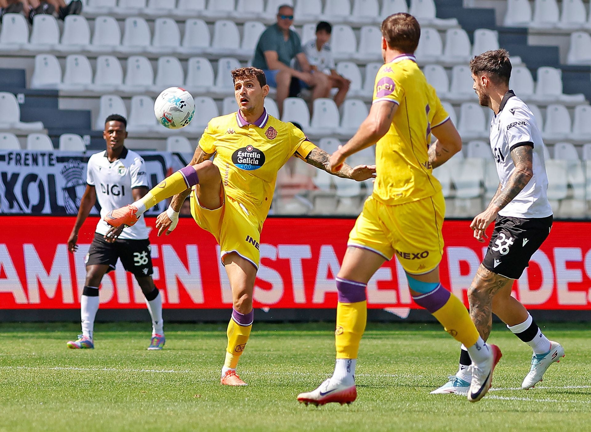 El partido del Real Valladolid contra el Burgos, en imágenes