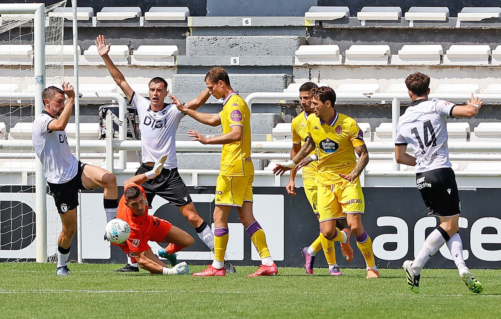 El partido del Real Valladolid contra el Burgos, en imágenes
