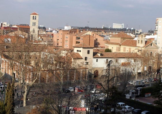 Complejo del Convento de las Descalzas Reales, situado en la avenida Ramón y Cajal, frente al Hospital Clínico y el Palacio de los Vivero.