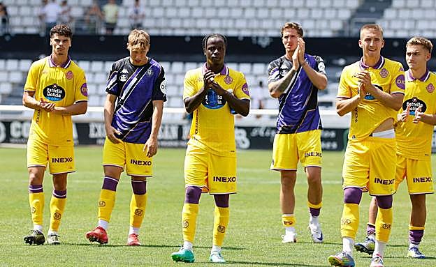 Los jugadores saludan a los aficionados al tgérmino del encuentro.