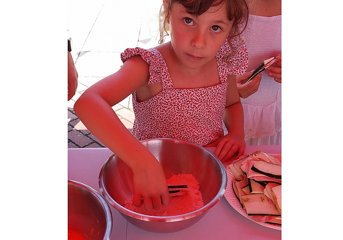Los niños participaron en el taller de cocina elaborando un sanjacobo de calabacín