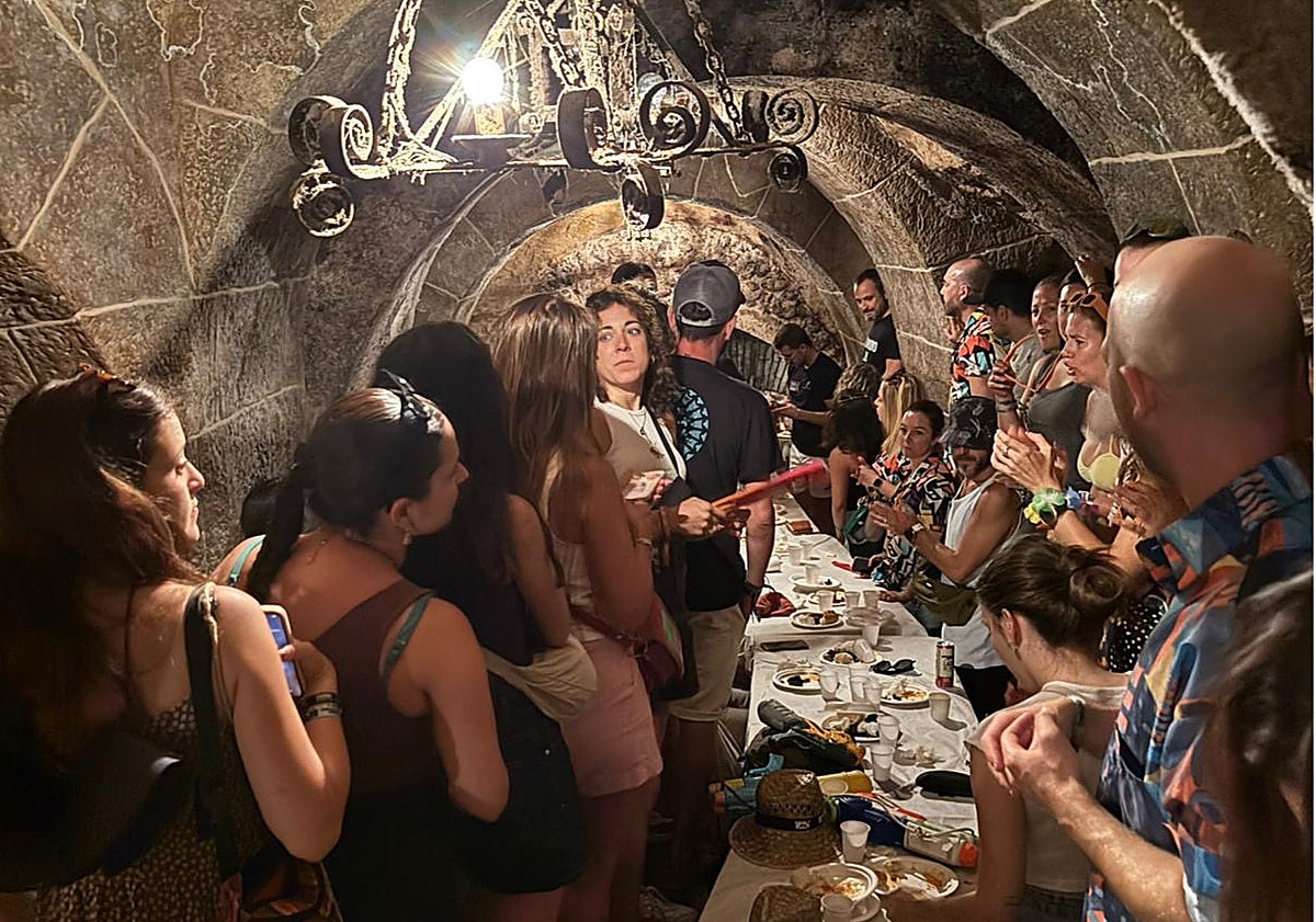 Imagen principal - Almuerzo en bodegas subterráneas, encuentros literarios y experimentos científicos en Sonorama,