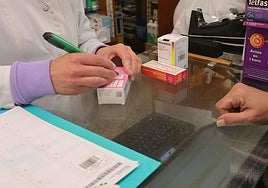 Atención en la farmacia rural de Ampudia.