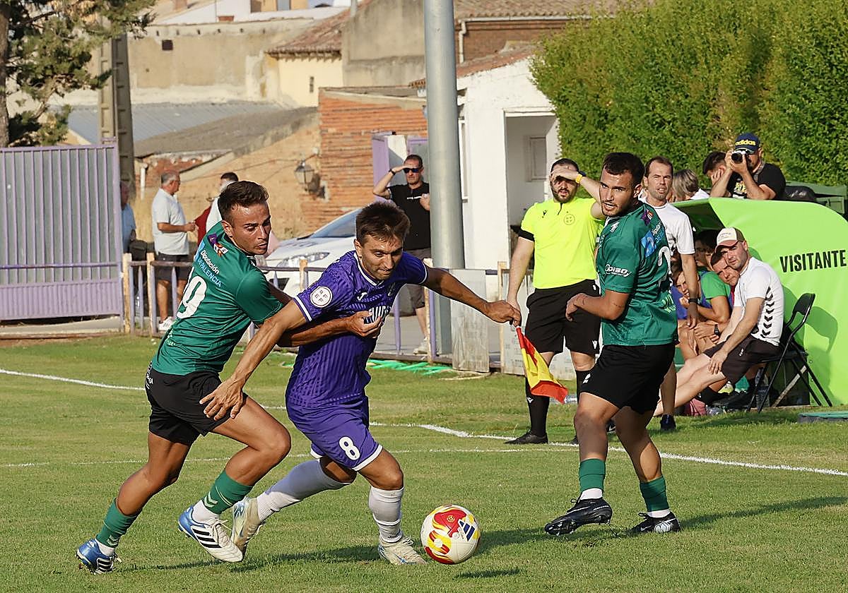 Conde trata de zafarse de la defensa rival.