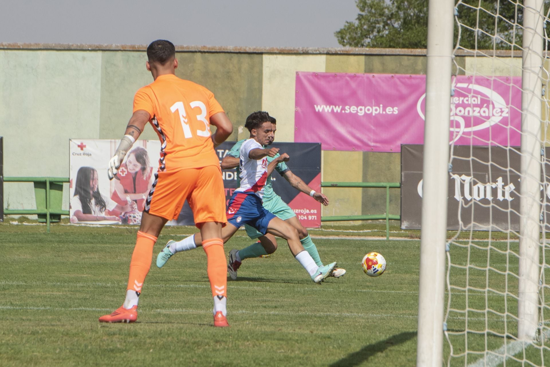 Fotos del partido entre la Segoviana y el Rayo Majadahonda