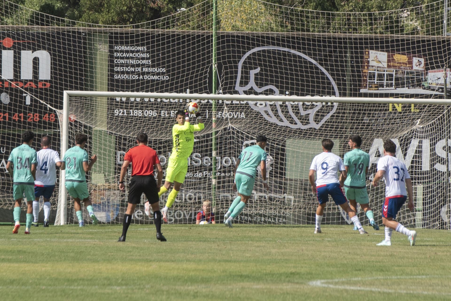 Fotos del partido entre la Segoviana y el Rayo Majadahonda