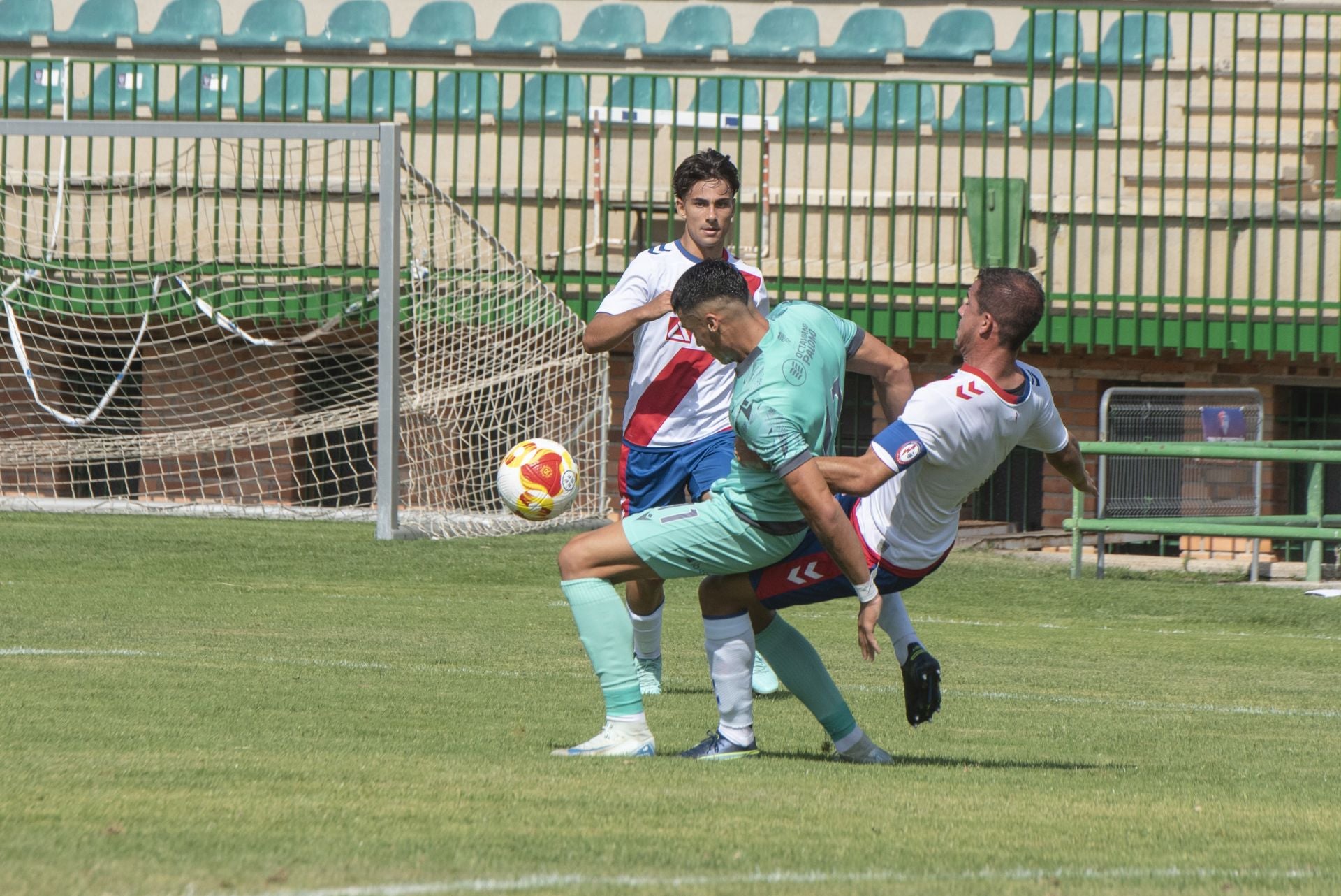 Fotos del partido entre la Segoviana y el Rayo Majadahonda