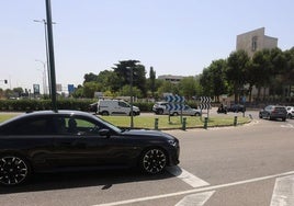 Los coches circulan por la rotonda del colegio San Agustín, la intersección entre la Carretera de Madrid y la avenida de Zamora.