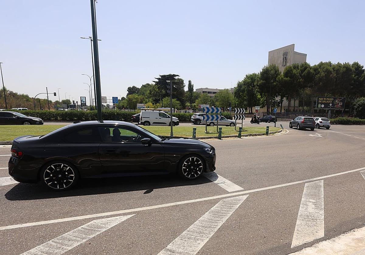 Los coches circulan por la rotonda del colegio San Agustín, la intersección entre la Carretera de Madrid y la avenida de Zamora.