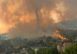 Una tolvanera de humo en el incendio que ha obligado a desalojar Yeres.