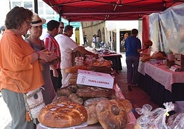 Puestos de la Feria del Dulce instalados en la plaza de España.