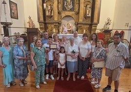 Areceli Valbuena, junto a familiares y miembros de la junta parroquial, tras la misa