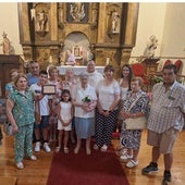 Areceli Valbuena, junto a familiares y miembros de la junta parroquial, tras la misa