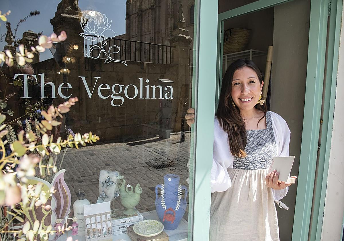 Una de las nuevas tiendas que ha abierto en los últimos días junto a la Catedral de Segovia.