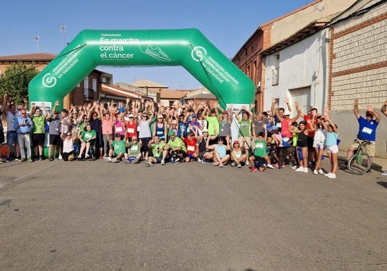 Participantes en la marcha contra el Cáncer de Peñaflor de Hornija