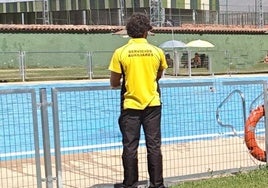 Vigilante en la piscina al aire libre de Segovia capital.