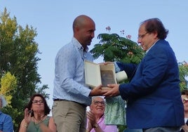 Roberto Santos recoge el premio en La Bañeza.