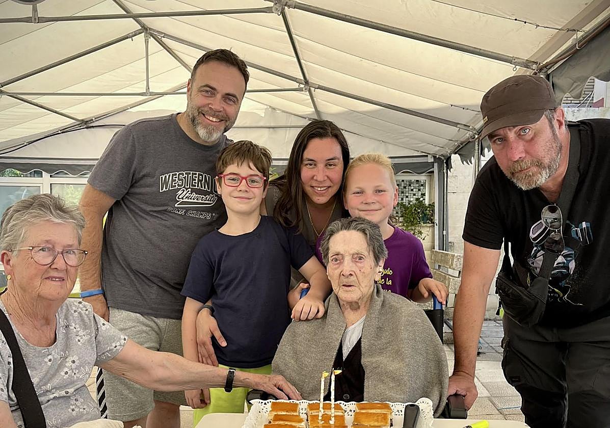 Genoveva Pérez de la Loma celebra su 101 cumpleaños con su familia en Saldaña.