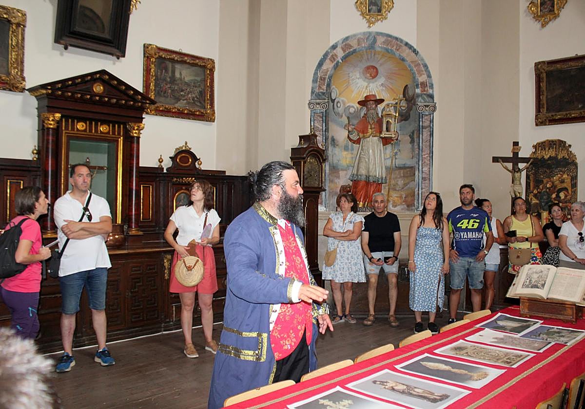 Don Pedro de Acuña, durante la ruta teatralizada, este domingo.