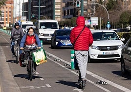 Varias personas circulan con diferentes vehículos en la nueva Zona de Bajas Emisiones de la ciudad.