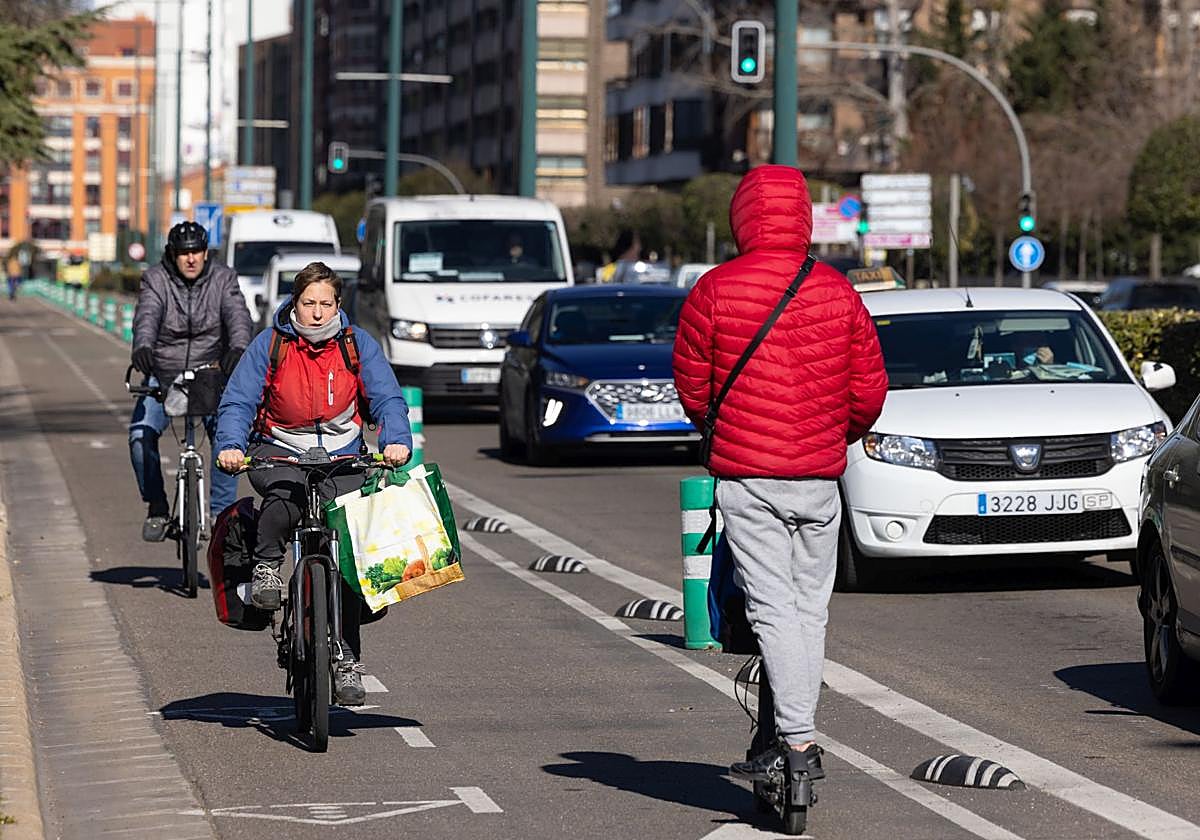 Varias personas circulan con diferentes vehículos en la nueva Zona de Bajas Emisiones de la ciudad.