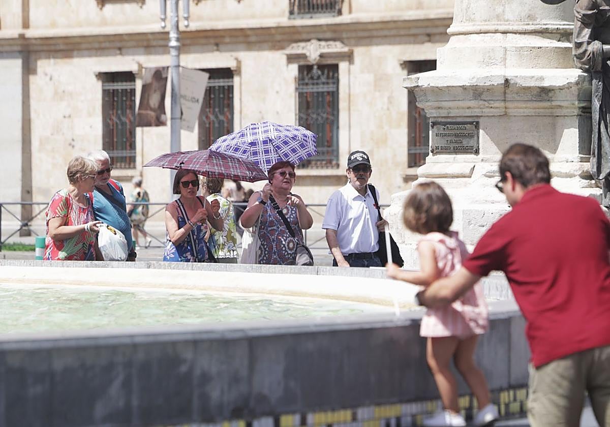 Varias personas caminan por la plaza de Zorrilla durante esta ola de calor.