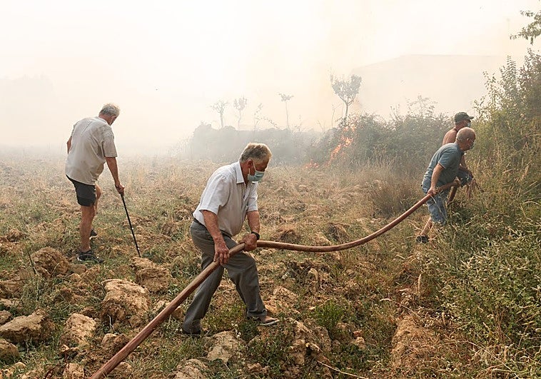 Vecinos de Congosta ayudan en las labores de extinción del incendio.