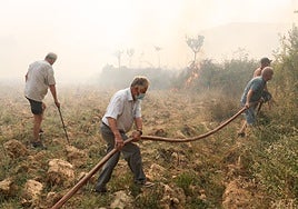 Vecinos de Congosta ayudan en las labores de extinción del incendio.