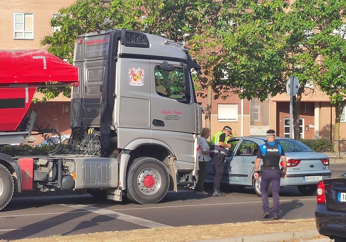 El camión y el vehículo implicados, antes de llegar al puente de Hispanoamérica.