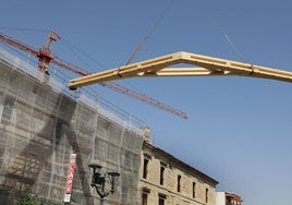 Una grúa para subir armazones de 4,5 toneladas al tejado del Palacio Episcopal de Palencia