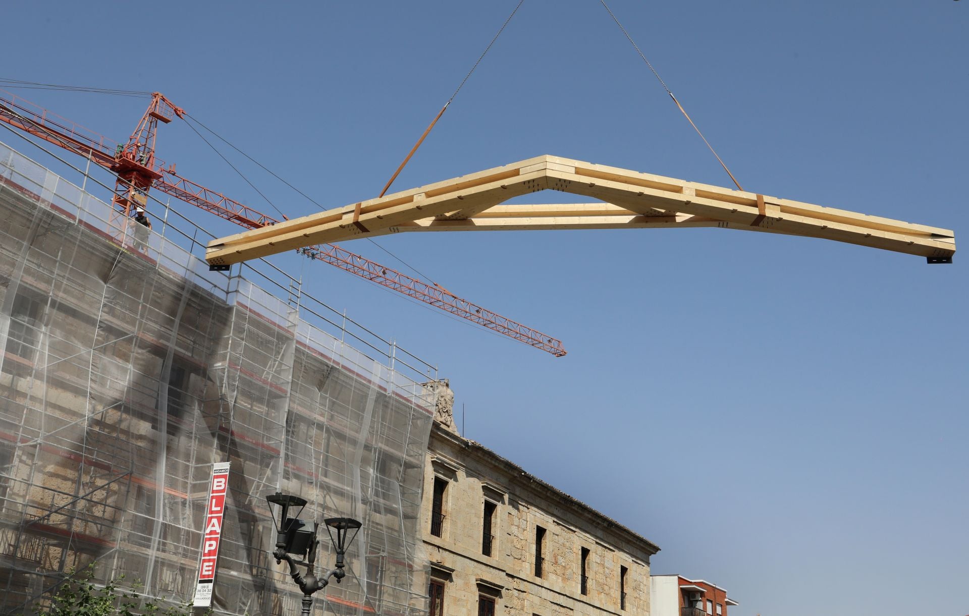 Una grúa para subir armazones de 4,5 toneladas al tejado del Palacio Episcopal de Palencia