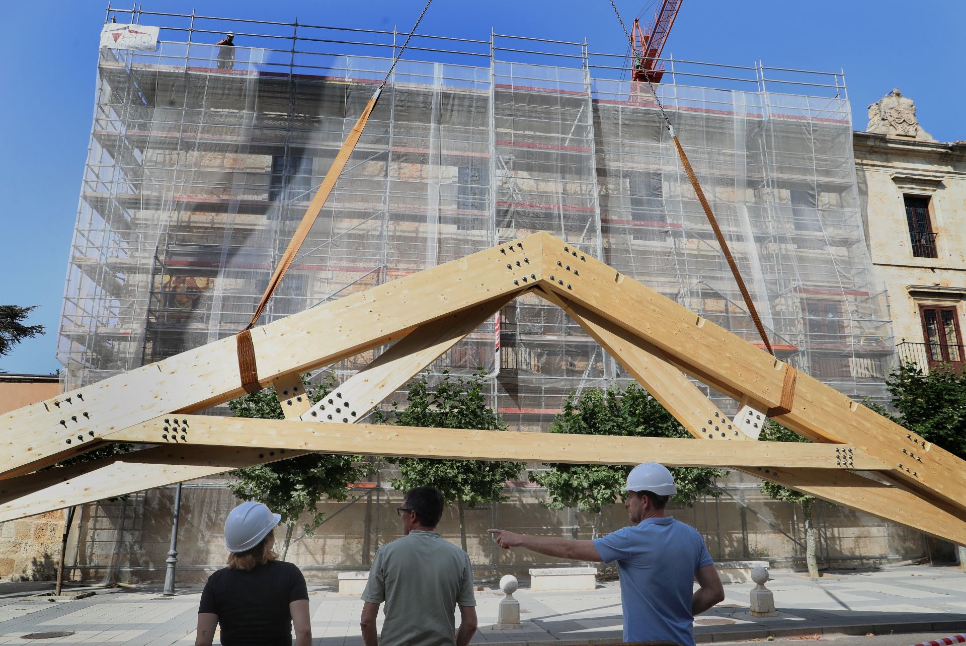 Una grúa para subir armazones de 4,5 toneladas al tejado del Palacio Episcopal de Palencia