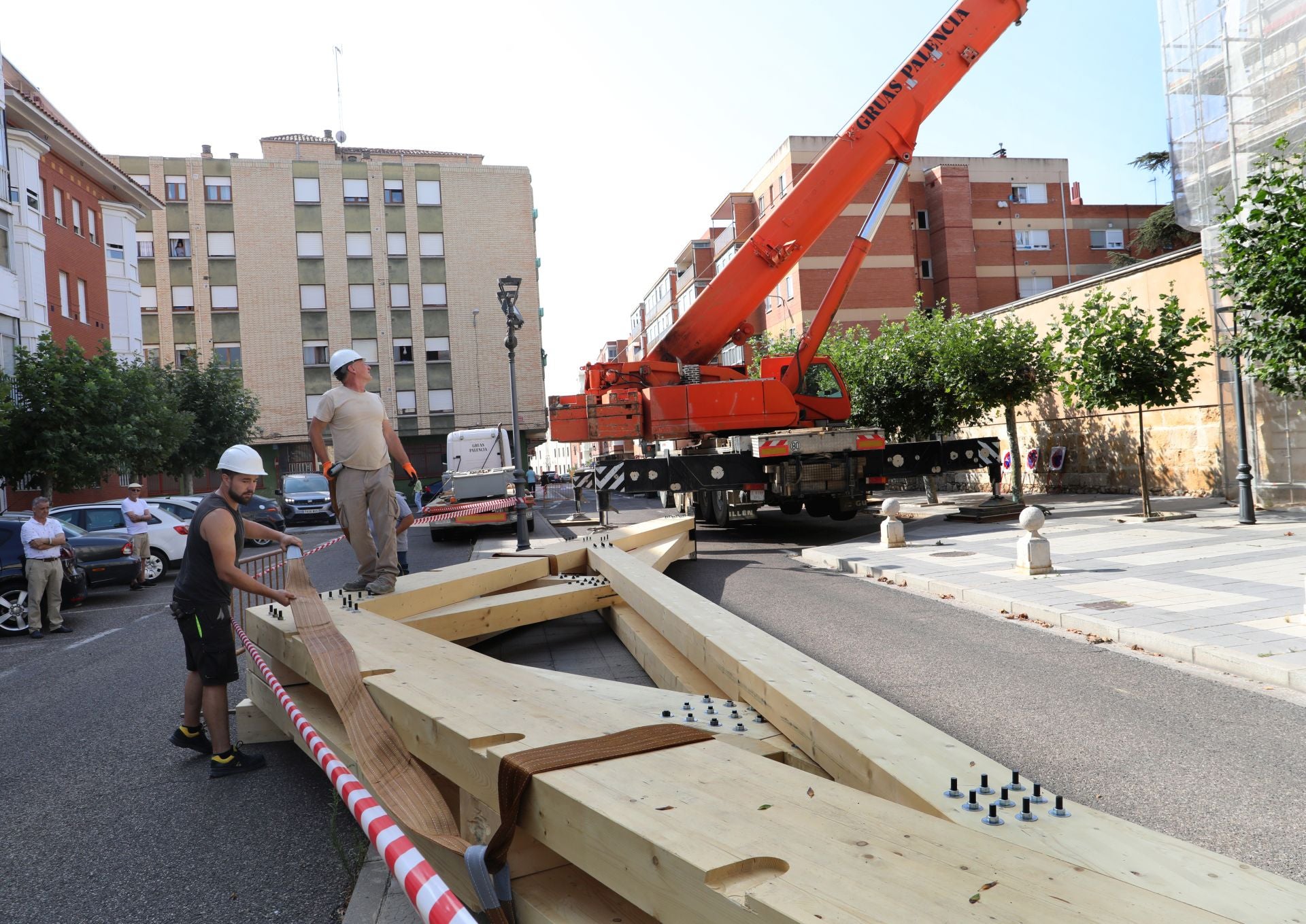 Una grúa para subir armazones de 4,5 toneladas al tejado del Palacio Episcopal de Palencia