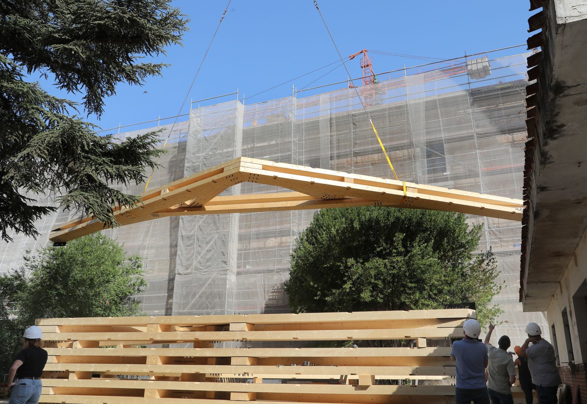 Una grúa para subir armazones de 4,5 toneladas al tejado del Palacio Episcopal de Palencia