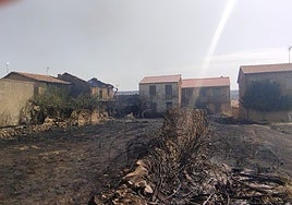 La parte de atrás de la casa que se ha quemado en Cubo de Benavente.
