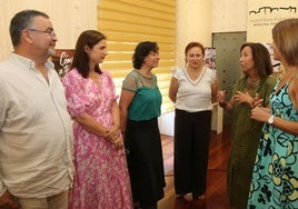Comerciantes participantes en la campaña, junto a la directora general de Comercio y la diputada de Promoción Provincial.