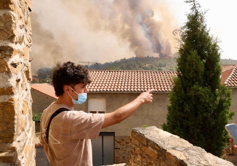 Uno de los afectados por los incendios de Zamora señala uno de los focos.