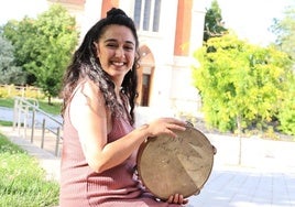 Lucía López-Enrique tocando la pandereta en la plaza de su barrio, La Pilarica de Valladolid.