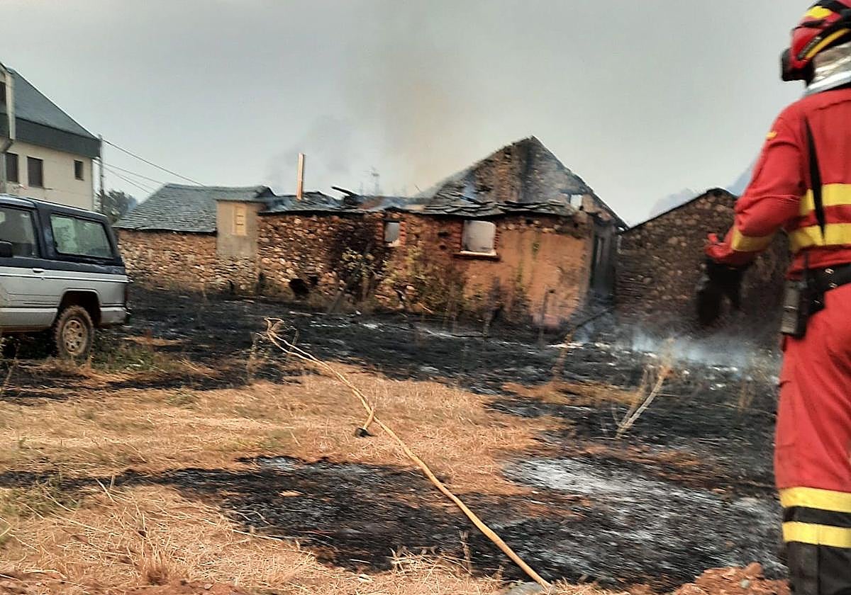 Casas afectadas por el incendio en el pueblo de Las Médulas.
