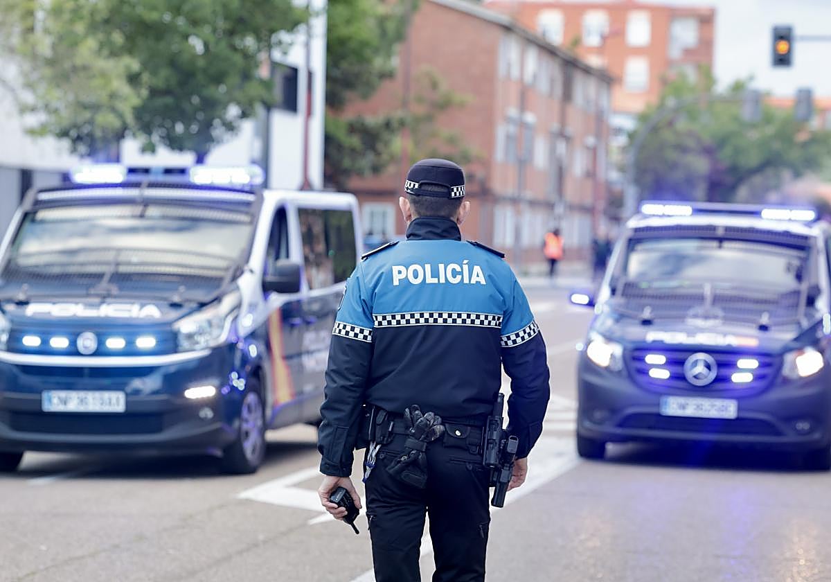 Un policía local durante un dispositivo en la calle 29 de octubre.
