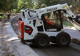 Trabajos de asfaltado en el paseo de Santo Domingo de Guzmán.