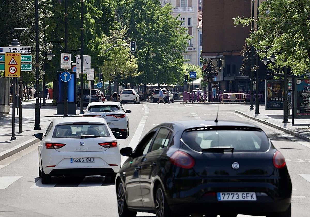 Vehículos acceden a la Plaza de Poniente, en Valladolid.
