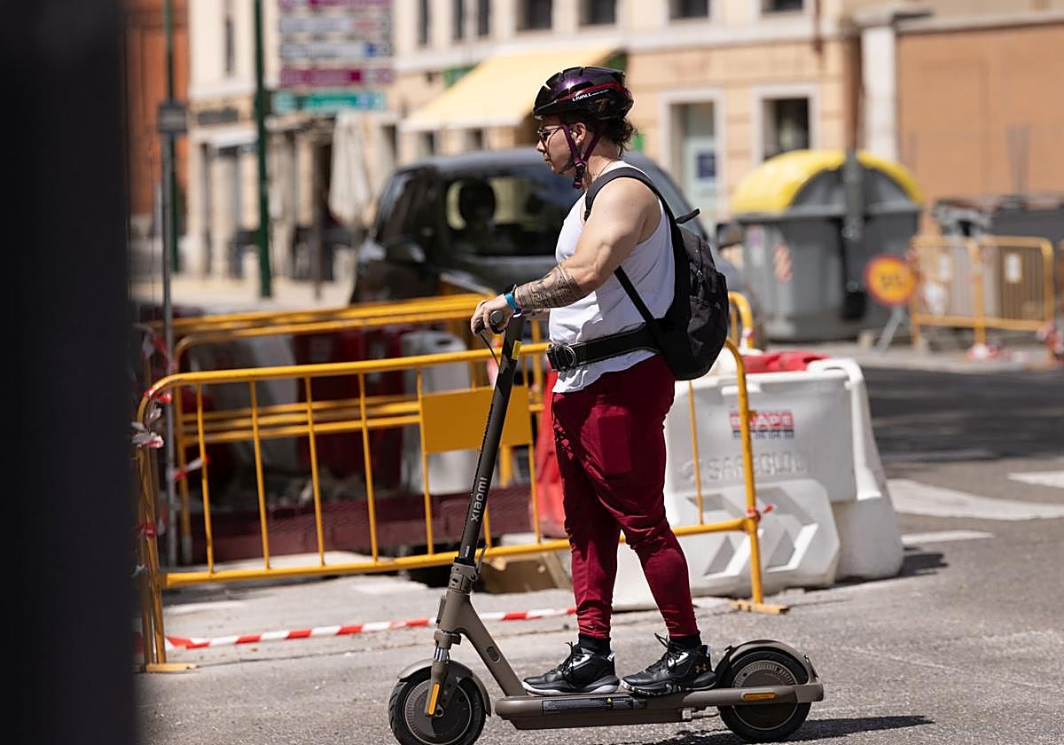 Un usuario circula con su patinete por Valladolid.