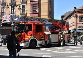 Bomberos de Valladolid en la Plaza de España.